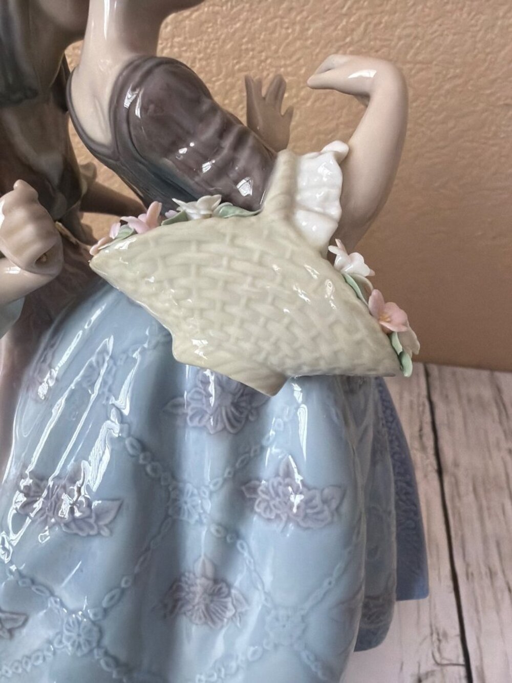 Lladró "Southern Charm" Damita con Flores Porcelain Figurine 5700 in Box w/FLAWS - Picture 11 of 16